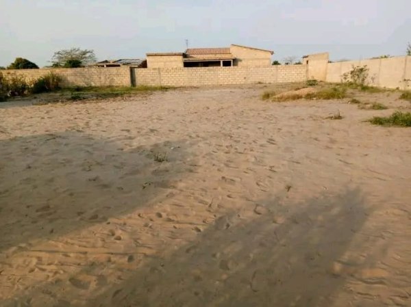 Transparência de Terreno 30×30m – Boquisso, Paragem Mercado Próximo à Escola Secundária de Boquisso  Zona habitada com bons acessos, água e energia disponíveis •