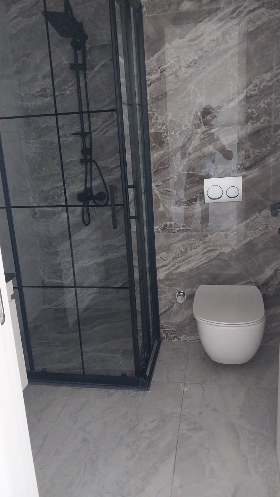 Vende-se apartamento do tipo 2 no condomínio Aura no marítimo