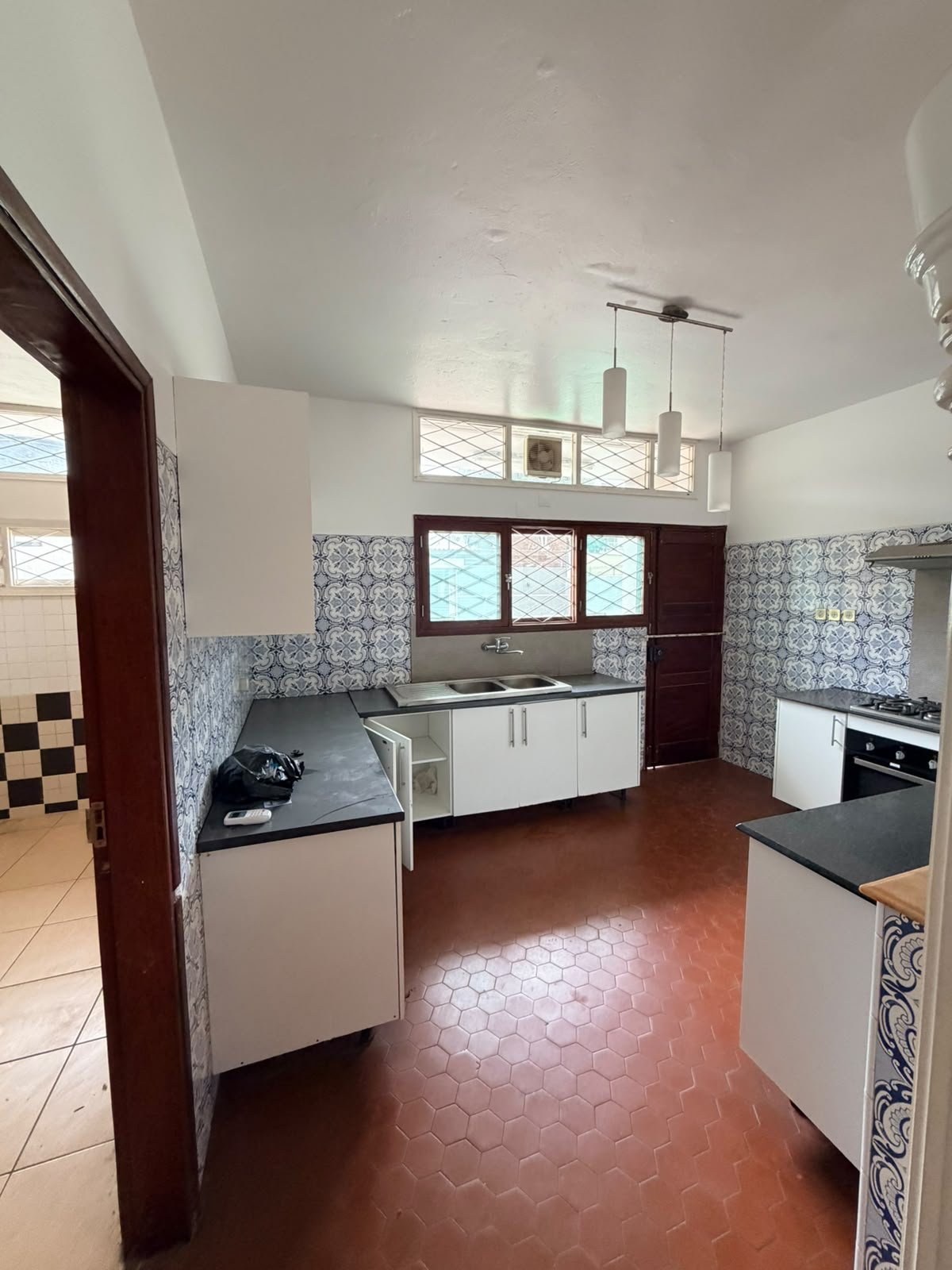 Arrenda-se Luxuosoa moradia T5 na sommerschield 1